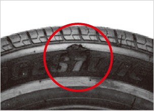 タイヤの接地面や側面に亀裂や損傷がないか